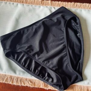 🥶Black Bikini Swim Bottom
Size L/ XL